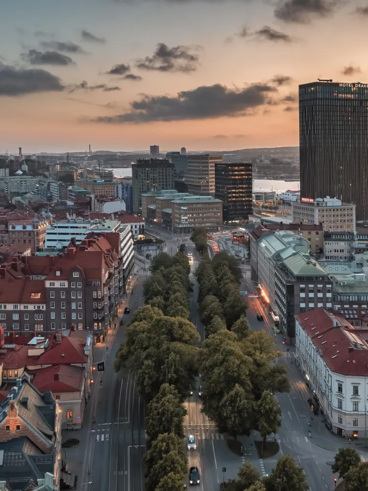 Luftaufnahme von Göteborg bei Sonnenuntergang mit Hafen, Kanälen und moderner Skyline