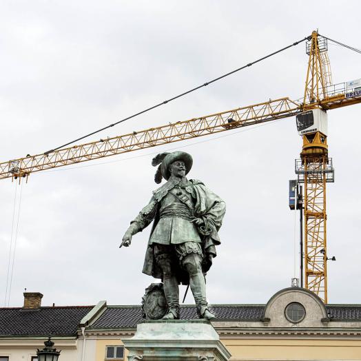 Statyn av Gustav Adolf med byggkran i bakgrunden